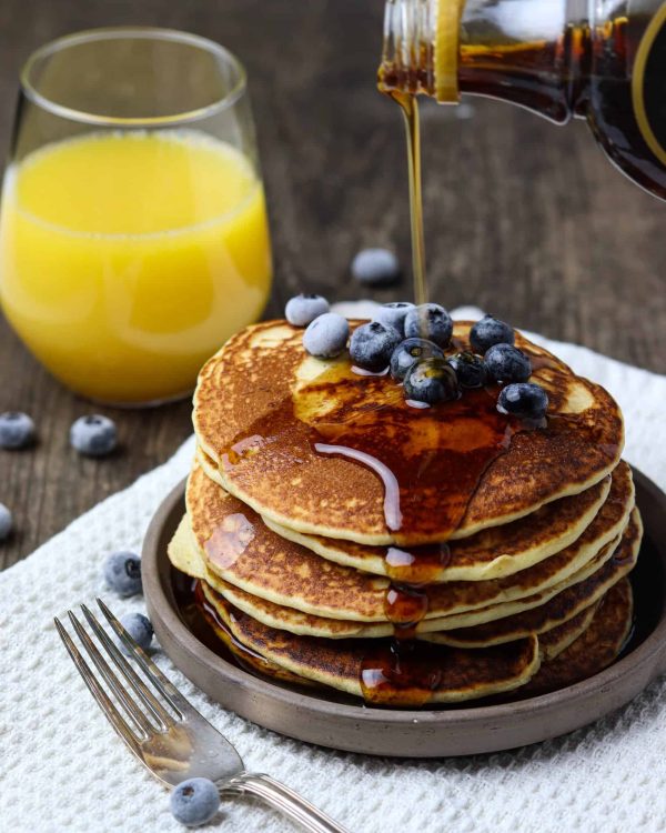 amerikanske pandekager anrettet med sirup